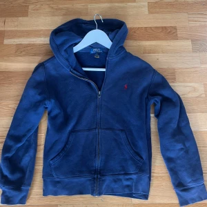 RALPH LAUREN zip tröja  - Ralph Lauren Zip törja till salu! Skick 9/10 finns täcken på användning men inget man ser!  Priset är såklart prutbart💫