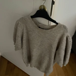 Stickad kort armad tröja - Stickad kort armad tröja. Köpare står för frakten. Jag står ej för postens slarv/returer🩷