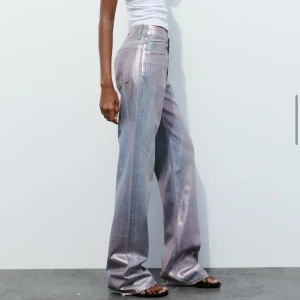 Zara jeans - Super coola jeans från zara. Helt oanvända med lapparna kvar! Mid Rise och full length. Köparen står för frakt🤍