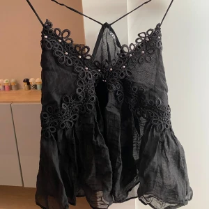 Svart Zara top - Jättegullig svart top från Zara. Har nästan aldrig använt den men den är lite skrynklig. Storlek xs🤩❤️