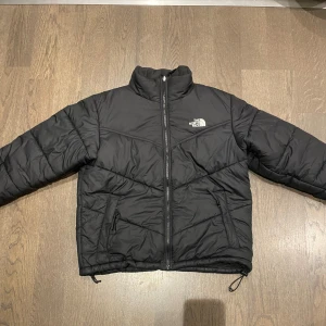 The north face puffer jacka - Säljer en puffer jacka från the north face använd men i riktigt bra skick.
