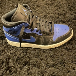 JORDAN 1 MID HYPER ROYAL BLUE - Säljer mina aj1 hyper royal blue eftersom de är för små. 9/10 skick knappt använda. Nypris 2000kr.