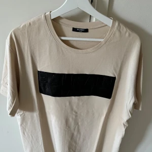 Balmain t-shirt - Använd fåtals gånger.  Väldigt fin skick fortfarande.