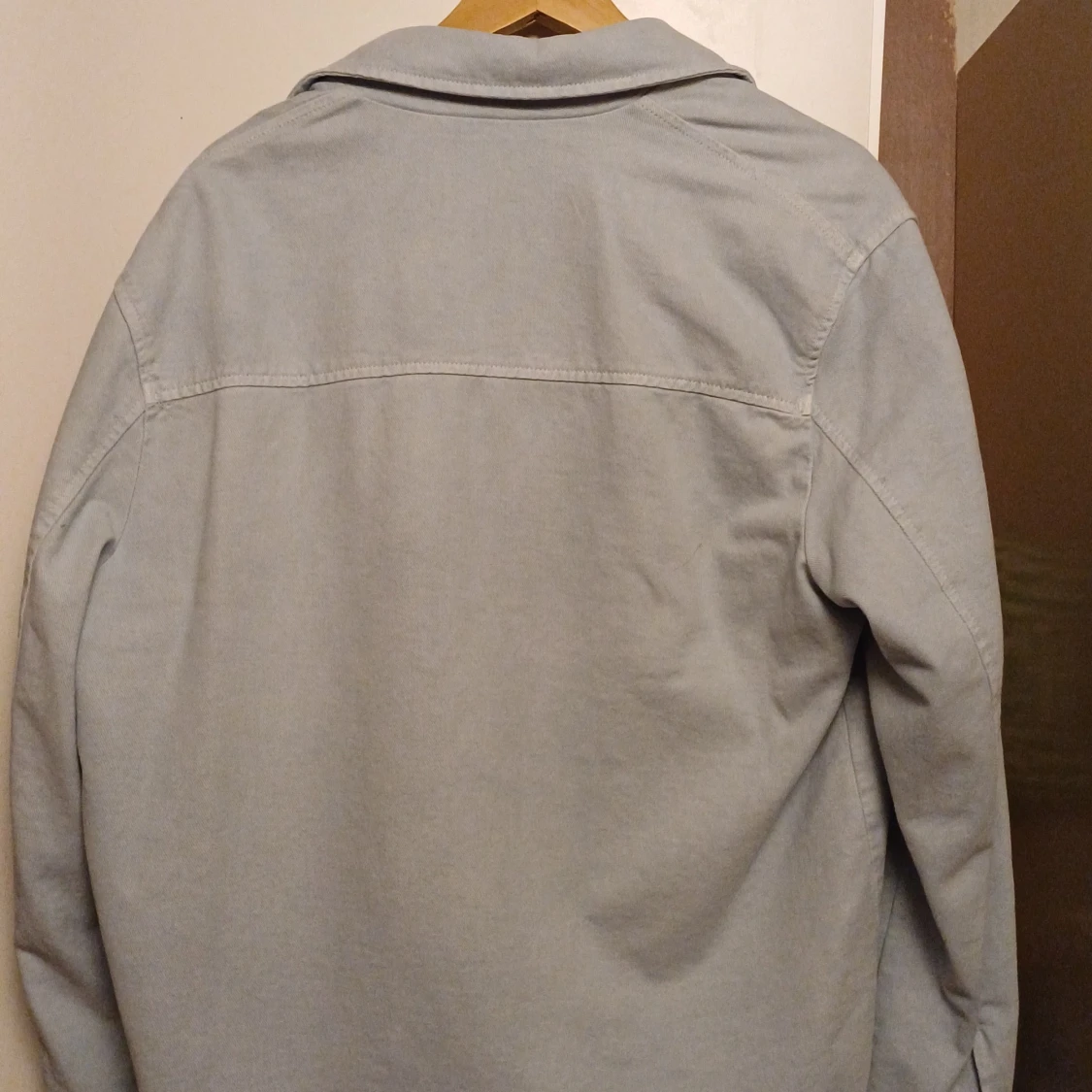 Ljusgrå jacka med dragkedja - 91