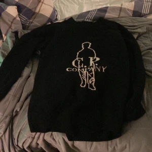 Cp company stickad  - Stickad cp company tröja knappt använd  Storlek 54-L  Skick 10/10 