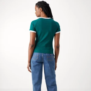 Adidas t shirt - En svart adidas t shirt med vita ränder🤍 säljer den billigt då den inte används längre