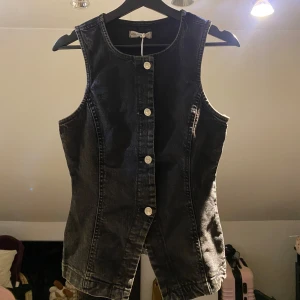 Denim vest - Varan är helt ny med prislappen kvar! Den är normal i passform/storlek