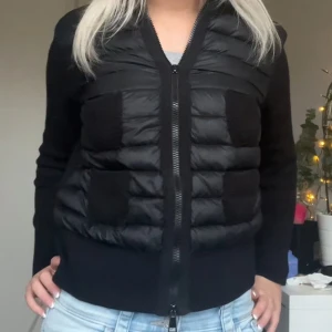 Moncler cardigan  - Intressekoll på denna as snygga moncler jackan som ej går att få tag på längre 🥰 Dragkedjan har lossnat! Skriv för fler bilder om ni vill veta mer☺️ Buda 3500+ 