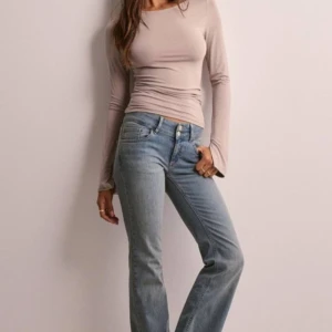 Blå bootcut jeans - Säljer ett par low waist bootcut jeans. Köpte för någon vecka sen och bara andvända 2-3ggr men dem var inte riktigt min stil. Köpte för 700kr. Helt slutsålda och eftertraktade. Pris kan diskuteras