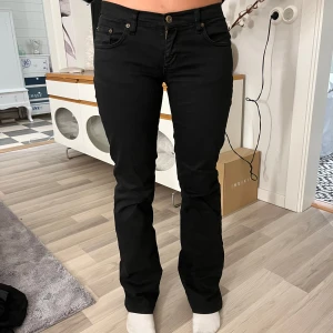 Svarta lågmidjade jeans - Säljer nu dessa fina lågmidjade jeans. De är stolek 38 men passar även 36 som jag brukar ha i vanliga fall. Jag är 173, men passar även hon på bilden som är 166 cm lång. Superfina men kommer tyvärr inte till användning längre. Pris kan diskuteras❤️