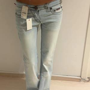 Jättesnygga Low waist jeans, midjemåttet är 37cm och innerbenslängden 82cm💗💗