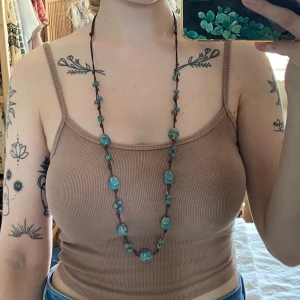 Halsband - Fint halsband! Justerbar längd mellan ca 86-114 cm. Säljer massor av smycken, samfraktar gärna