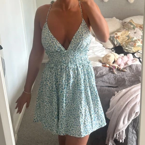 Zara klänning  - Super fin klänning från zara!!💕