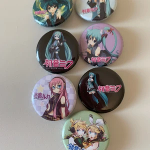 Set med 7 Vocaloid Pins Hatsune Miku - 7 små Vocaloid pins