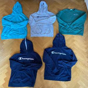 Säljer 5st champion hoodies!  3 översta storlek xl junior (xs) 2 understa storlek large junior (xxs) 1st 40kr 2st 60kr 3st 80kr 4st  90kr 5st 100kr  Skriv vid intresse eller frågor!🤙