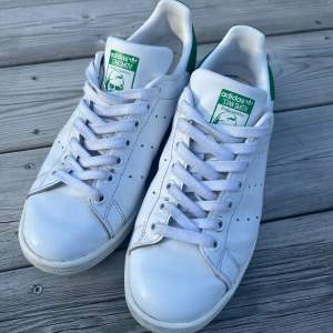 Säljer ett par fräscha Stan Smith stl 38. De är hela och i fint skick, säljes pga att de tyvärr är för små för mig.   Kan mötas upp i Brommaplan eller centrala Stockholm, annars står köparen för frakten.