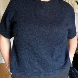 Stickad Tröjan  - Jätte fin Stickad tröja från Gina Tricot i storlek M, kommer inte till användning är i nyskick! Pris kan diskuteras vid nabb affär💕