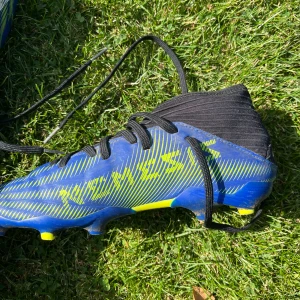 Fotbollsskor (Messi x adidas) - Fotbollsskor i fint skick, blå/grön, storlek 38 Pris går att diskutera! 
