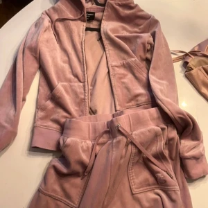 Juciy dress - Fin rosa dress använd några gånger, fattas en detalj på snöret på byxan och en liten liten fläck på byxorna som syns på bilden, priset kan diskuteras