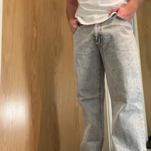 Woodbird Jeans  - Snygga jeans från Woodbird i relaxed/loose fit, storlek 34/32. Endast använda någon enstaka gång då dom inte riktigt är min stil. Ordinarie pris: 1099kr