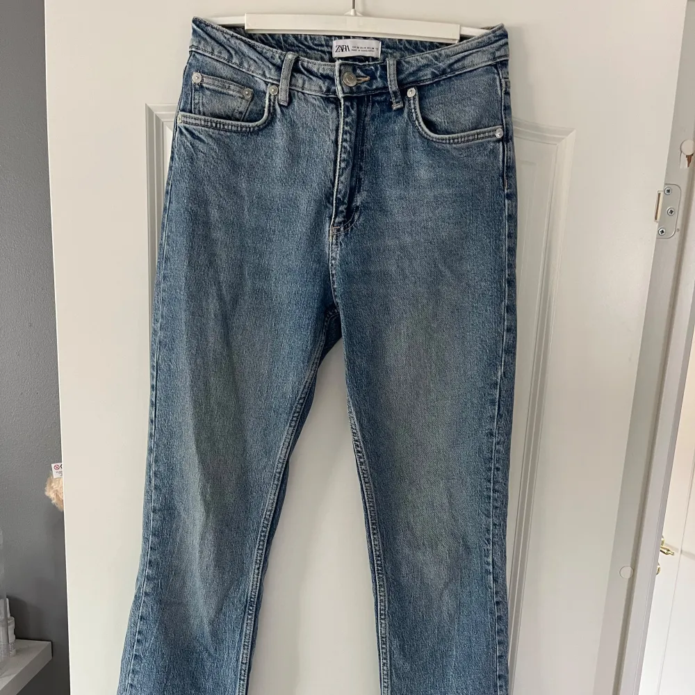 Säljer mina midwaist jeans från zara med en slits på insidan av benen. Säljer då jag inte har någon användning för dom. Hör av dig för frågor eller fler bilder🥰. Jeans & Byxor.