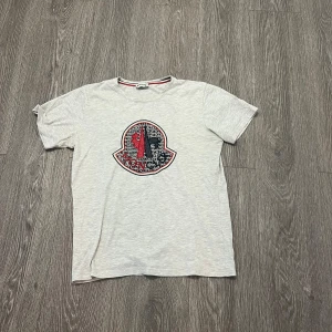 Moncler T-shirt  - Moncler T-shirt storlek S