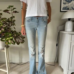 lågmidjade bootcut jeans  - Såå snygga ljusblåa lågmidjade bootcut jeans! Från hollister 🫶🏼💖 Midjemått 36cm och innerbenslängd: 85