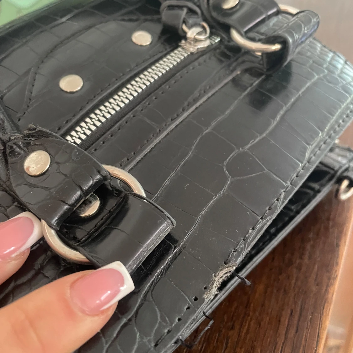 Svart krokodilpräglad handväska - 91