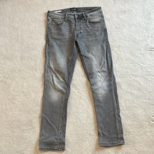 Jack n Jones jeans - Säljer ännu ett par snygga Jack n Jones jeans med skön comfort och passform, modellen är Glenn slim fit. passar dig som är mellan 160-170, pris kan diskuteras vid en smidig affär!