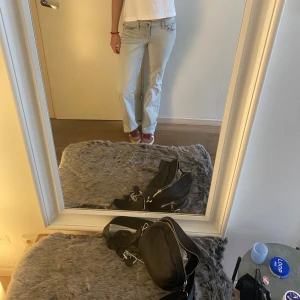 Lågmidjade bootcut jeans - Sjukt snygga jeans, knappt använda🤩 Jag är 170 och dom sitter perfekt i längden☺️ Om du har en fråga så är det bara att fråga på😚