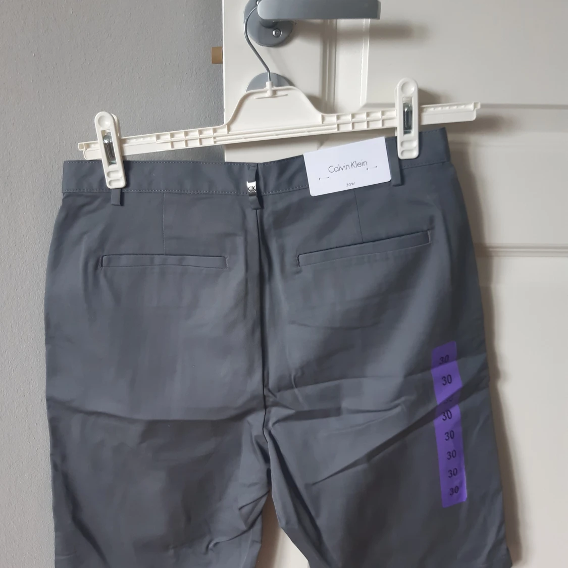 Grå shorts från Calvin Klein - 90