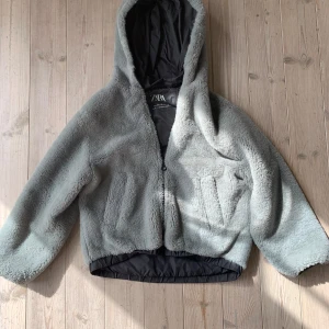 Zara Jacka - Jättefin fluff jacka från Zara!💘 fint skick och sparsamt använd, perfekt för hösten, kontakta vid frågor!🙌🏼