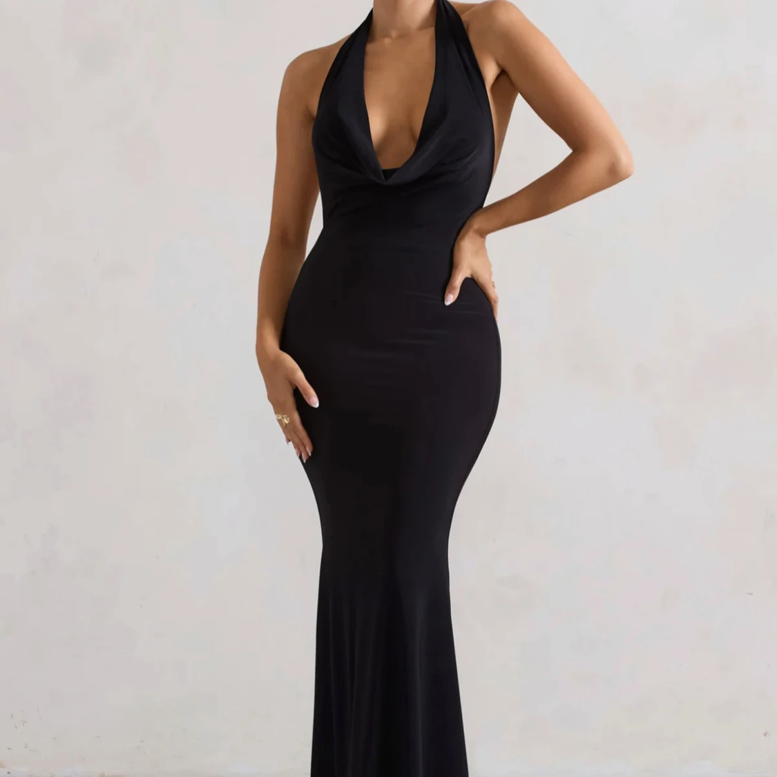 Svart långklänning med öppen rygg - 91