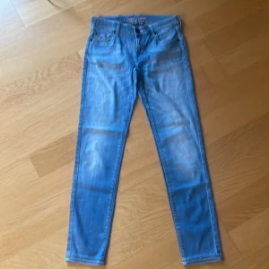 Jacob Cohén jeans - Hej, säljer ett par fina Jacob Cohen  jeans i toppen skick😊 W28  Längden från Midjan neråt är 95cm. Lite kortare fickor.  Har du frågor eller funderingar så hör av dig! Mvh JacobCloset