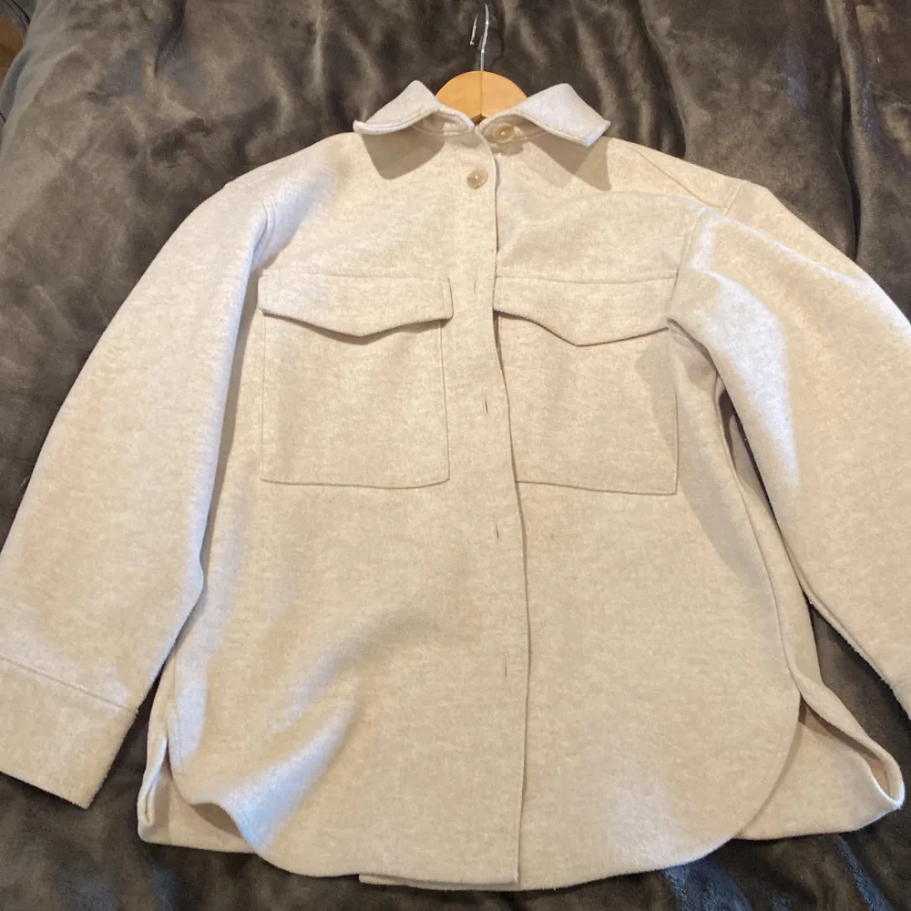 Beiga mysig jacka, storlek 34 men passar även 36! Använd men väldigt fint skick, har dock sytt upp den där bak då den va något lång ( se bild 3) Säljes för 100kr💕. Takit.