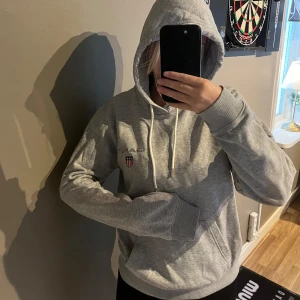 Gant hoodie - Säljer denna gråa gant hoodien i ny skick! Storlek S unisex. 