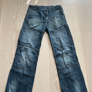 Vintage kors jeans - Står storlek 182.  Ytterbenslängd: 105cm Midja: 40cm Benöppning: 24cm  Sitter bra baggy, är lite bootcutish. 