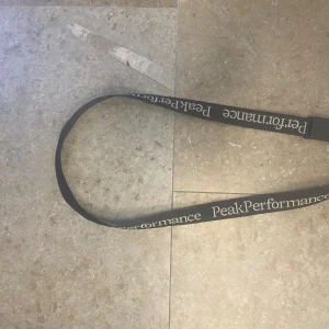 Bälte - Säljer mitt peakperformens bälte den är lite smutsig men det är bara att tvätta annars är den i bra skick och fungerar perfekt skriv om ni har funderingar