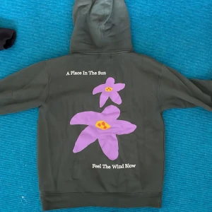 Butter Hoosie - Använder inte längre. Har lite skador längst ut på armarna som visas i bilden anars bra sick 