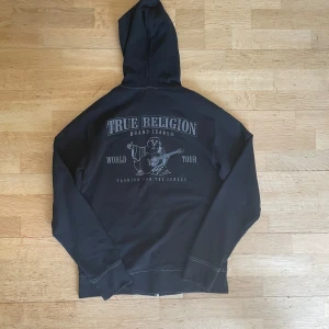 True Religon Hoodie  - Extremt fet True Religon Hoodie med contrast stitching i riktigt bra skick till ett riktigt bra pris. Hör gärna av dig för mer bilder eller om du har frågor!