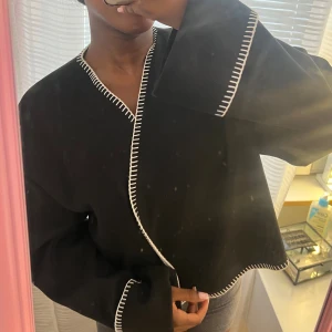 Svart stitch jacka - Säljer denna fina jacka helt ny utan prislapp på! 💓 Strl M