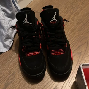Jordan 4 red thunder - Feta skor som jag säljer nu för de inte är min stil riktigt. Har använt dom 2 gånger, dom är i jättebra skick. Storlek 44 men passar mig som har 43. Köpte dom för 6000kr. Skriv till mig om de är nåt ni undrar. Äkta, Pris kan diskuteras 