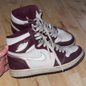 Jordan Bordeaux high - Säljer nu mina Jordan highs som har blivit lite små. skicket är ganska bra lite creaseade men går att fixa lite smutsiga men tvättar självklart vid köp. Färgen är vinröd ses inte jättebra på bilden men fler bilder går att få. Nypris på dessa är 2500