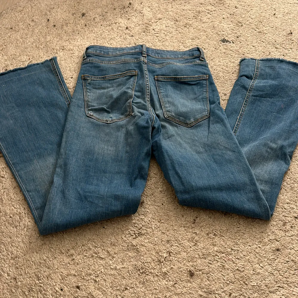 Blåa zara jeans . Jeans & Byxor.