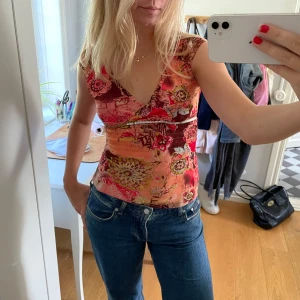 Mönstrad topp med paljetter - Köpt secondhand utomlands men aldrig använd. Jättefint skick!💗