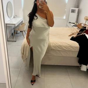 Grön festklänning  - En grön festklänning i satin❤️