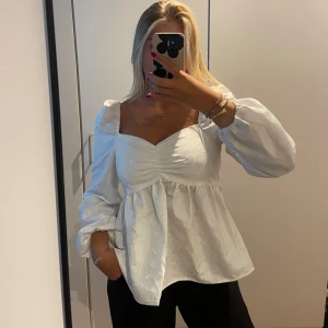 Vit blus  - Vit blus med puffärmar och volang. Använd Max 2 gånger.