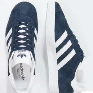 Blåa adidas gazelle  - Säljer mina blåa adidas gazelle skor för de är lite för små. De är använda men i bra skick! De är i storlek 40 men skulle mer säga att de är i storlek 39