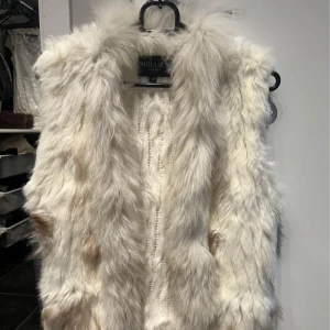 Hollies pälsväst  - 🤍 storlek S 🤍 ordpris: 1249kr  🤍 oanvänd  🤍 