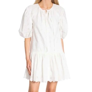 By malina klänning  - Säljer min jättefina klänning från By Malina! Helt ny och oanvänd med prislappen kvar! Säljer då jag valde att ha en annan klänning när jag tog studenten!🩷🩷Nypris 2500